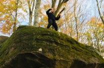 Do hloubi, pod kapradím a mechem….